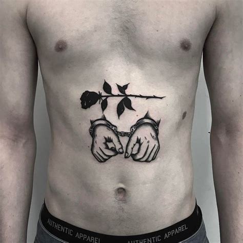 tatuajes pequeos en el abdomen para hombres|Tatuajes masculinos en el abdomen: +30 inspiraciones